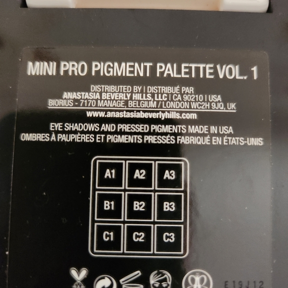 Women's makeup - Picture 3 of 3